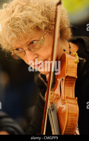 Le mardi 7 août 2012 Musique folklorique traditionnel gallois jouant à la la lumière au cinéma. Ce festival culturel annuel sera tenue cette année sur un aérodrome désaffecté, en Ile-de-dans la vallée de Glamorgan, à la périphérie de Cardiff Photo © Keith morris Banque D'Images