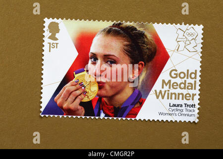 UK Mercredi 8 août 2012. Timbre pour l'honneur d'or Laura Trott dans le cyclisme sur piste Omnium femmes événement. Timbre acheté et collé sur l'or olympique à envoyer à supporter. Credit : Carolyn Jenkins / Alamy Live News Banque D'Images