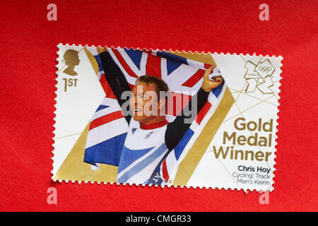 UK Mercredi 8 août 2012. Timbre pour l'honneur d'or Chris Hoy dans le Keirin Hommes Cyclisme sur piste l'événement. Timbre acheté et collé sur l'enveloppe rouge à envoyer à supporter olympique. Credit : Carolyn Jenkins / Alamy Live News Banque D'Images