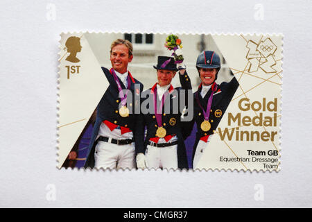 UK Mercredi 8 août 2012. Timbre pour l'honneur de l'équipe gagnant de la médaille d'or en équipe de dressage équestre GO événement - Laura Bechtolsheimer, Charlotte Dujardin et Carl Hester. Timbre acheté et collé sur white à envoyer à supporter olympique. Credit : Carolyn Jenkins / Alamy Live News Banque D'Images