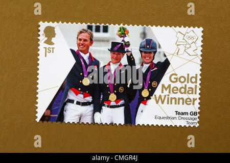 UK Mercredi 8 août 2012. Timbre pour l'honneur de l'équipe gagnant de la médaille d'or de dressage équestre go dans l'épreuve par équipe. Timbre acheté et collé sur l'or olympique à envoyer à supporter. Credit : Carolyn Jenkins / Alamy Live News Banque D'Images