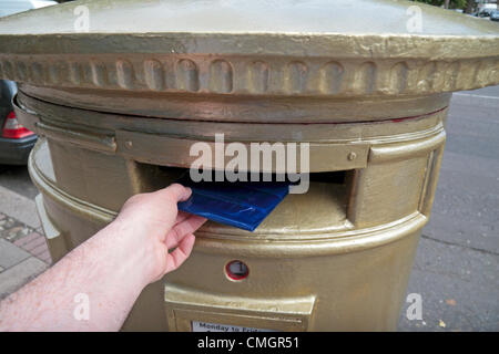 8 août 2012. Royal Mail post box à Isleworth, Londres a peint pour commémorer la société britannique Mo Farah a 10 000m médaille d'or aux Jeux Olympiques de 2012 à Londres le 4 août 2012. Banque D'Images