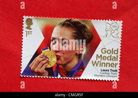 UK Mercredi 8 août 2012. Timbre pour l'honneur d'or Laura Trott dans le cyclisme sur piste Omnium femmes événement. Timbre acheté et collé sur l'enveloppe rouge à envoyer à supporter olympique. Credit : Carolyn Jenkins / Alamy Live News Banque D'Images