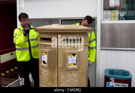 8e août 2012. Postbox or peint commémorant Nick Skelton's equestrian médaille d'or aux Jeux Olympiques de Londres de 2012. La boîte est à l'extérieur du bureau de poste, Alcester Warwickshire, Royaume-Uni. 8 août 2012. Crédit : Colin Underhill / Alamy Live News Banque D'Images