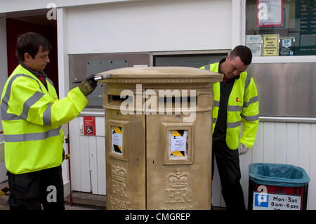 8e août 2012. Postbox or peint commémorant Nick Skelton's equestrian médaille d'or aux Jeux Olympiques de Londres de 2012. La boîte est à l'extérieur du bureau de poste, Alcester Warwickshire, Royaume-Uni. 8 août 2012. Crédit : Colin Underhill / Alamy Live News Banque D'Images