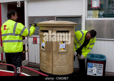 8e août 2012. Postbox or peint commémorant Nick Skelton's equestrian médaille d'or aux Jeux Olympiques de Londres de 2012. La boîte est à l'extérieur du bureau de poste, Alcester Warwickshire, Royaume-Uni. 8 août 2012. Crédit : Colin Underhill / Alamy Live News Banque D'Images