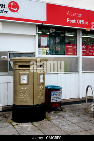 8e août 2012. Postbox or peint commémorant Nick Skelton's equestrian médaille d'or aux Jeux Olympiques de Londres de 2012. La boîte est à l'extérieur du bureau de poste, Alcester Warwickshire, Royaume-Uni. 8 août 2012. Crédit : Colin Underhill / Alamy Live News Banque D'Images