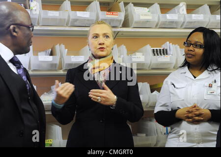 8e août 2012. CAPE TOWN, AFRIQUE DU SUD : La Secrétaire d'Etat américaine Hillary Clinton avec le ministre de la santé, Aaron Motsoaledi et pharmacien Assistant Palesa Vinger Delft à la clinique du Sud pour la signature de l'exécution du Plan-cadre de partenariat le 8 août 2012 à Cape Town, Afrique du Sud. Le plan vise à combattre la propagation du VIH/ sida dans le pays. (Photo par Gallo Images / Foto24 / Michael Hammond). Credit : Gallo images / Alamy Live News Banque D'Images