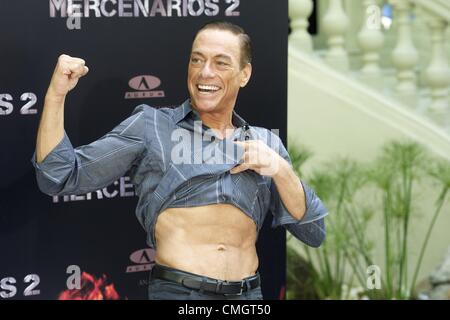 Le 8 août 2012 - Madrid, Espagne - Acteur JEAN-CLAUDE VAN DAMME fléchit son muscle durant le photocall pour 'The Expendables 2' à l'Hôtel Ritz. (Crédit Image : © Jack Abuin/ZUMAPRESS.com) Banque D'Images