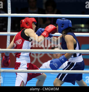 KATIE TAYLOR V MAVZUNA TIJIKISTAN CHORIEV IRLANDE V STRATFORD Londres Angleterre 08 Août 2012 Banque D'Images