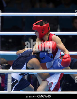 KATIE TAYLOR V MAVZUNA TIJIKISTAN CHORIEV IRLANDE V STRATFORD Londres Angleterre 08 Août 2012 Banque D'Images