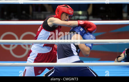 KATIE TAYLOR V MAVZUNA TIJIKISTAN CHORIEV IRLANDE V STRATFORD Londres Angleterre 08 Août 2012 Banque D'Images