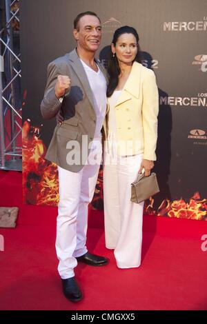 Le 8 août 2012 - Madrid, Espagne - acteur Belge Jean-Claude Van Damme et épouse Gladys Portugues assister à 'l'usure 2' première mondiale au cinéma Callao à Madrid (crédit Image : © Jack Abuin/ZUMAPRESS.com) Banque D'Images