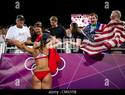 Le 8 août, 2012 - Londres, Angleterre, Royaume-Uni - Misty May-Treanor (USA) célèbre avec ses amis et sa famille après avoir remporté sa 3e médaille d'or en volleyball de plage dans les Jeux Olympiques de Londres en 2012 à la Horse Guards Parade le 08 août 2012 à Londres, Royaume-Uni. (Crédit Image : © Paul Kitagaki Jr./ZUMAPRESS.com) Banque D'Images