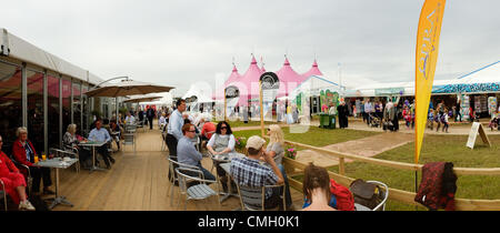 8 Août 2012 Une vue générale de la 'Mega' à la la lumière au cinéma . Ce festival culturel annuel de la langue galloise est tenu en amérique du nord et du sud du pays de galles sur les deux ans. Cette année, le festival site est sur un terrain d'anciens près de Llantwit Major , dans la vallée de Glaorgan , à l'ouest de Cardiff Photo © Keith morris Banque D'Images