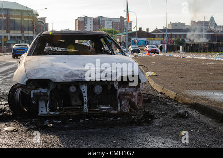 Belfast, Irlande du Nord. 9 Août, 2012. Voitures brûlées, des pierres et des tessons de bouteilles mortes Divis Street à l'Ouest de Belfast, après une nuit de troubles de joie pour commémorer l'introduction de l'internement en 1971. Banque D'Images