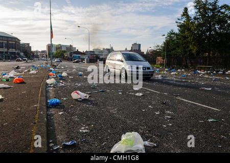 Belfast, Irlande du Nord. 9 Août, 2012. Pierre, sacs en plastique et bouteilles cassées Divis Street dans la litière de l'Ouest de Belfast Banque D'Images