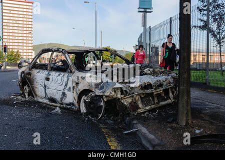 Belfast, Irlande du Nord. 9 Août, 2012. Voitures brûlées, des pierres et des tessons de bouteilles mortes Divis Street à l'Ouest de Belfast, après une nuit de troubles de joie pour commémorer l'introduction de l'internement en 1971. Banque D'Images