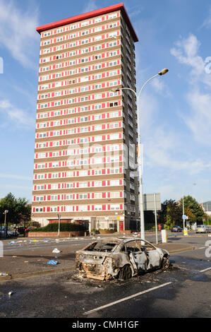 Belfast, Irlande du Nord. 9 Août, 2012. Voitures brûlées, des pierres et des tessons de bouteilles mortes Divis Street à l'Ouest de Belfast, après une nuit de troubles de joie pour commémorer l'introduction de l'internement en 1971. Banque D'Images