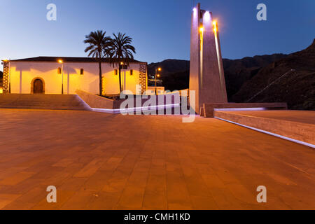 8e août 2012. La Plaza de Espana à Adeje, Tenerife, Canaries, conçu par l'architecte Fernando Menis. Il a été désigné comme finaliste dans le World Architecture Festival dans la catégorie 'Nouveaux et anciens", qui se tiendra à Singapour du 3 au 5 octobre 2012. Adeje, Tenerife, Canaries, Espagne. Banque D'Images