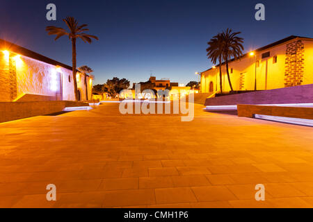 8e août 2012. La Plaza de Espana à Adeje, Tenerife, Canaries, conçu par l'architecte Fernando Menis. Il a été désigné comme finaliste dans le World Architecture Festival dans la catégorie 'Nouveaux et anciens", qui se tiendra à Singapour du 3 au 5 octobre 2012. Adeje, Tenerife, Canaries, Espagne. Banque D'Images