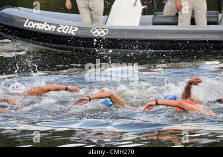 9 août 2012. Hyde Park, London, UK. 9 août 2012. Jeux Olympiques de Londres, des femmes 10k Marathon de natation dans la Serpentine, à Hyde Park. Crédit : Matthieu Chattle / Alamy Live News Banque D'Images