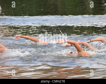 9 août 2012. Hyde Park, London, UK. 9 août 2012. Jeux Olympiques de Londres, des femmes 10k Marathon de natation dans la Serpentine, à Hyde Park. Crédit : Matthieu Chattle / Alamy Live News Banque D'Images