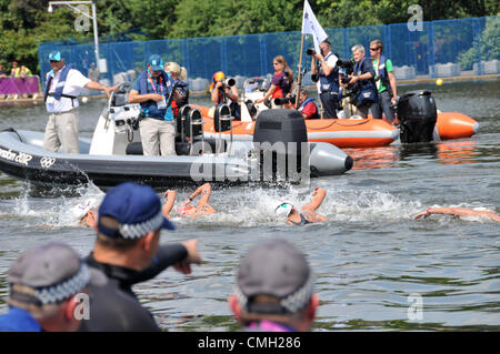 9 août 2012. Hyde Park, London, UK. 9 août 2012. Jeux Olympiques de Londres, la police fluviale observez le Women's 10k Marathon de natation dans la Serpentine, à Hyde Park. Crédit : Matthieu Chattle / Alamy Live News Banque D'Images