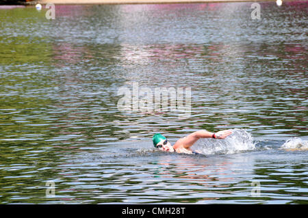 9 août 2012. Hyde Park, London, UK. 9 août 2012. Jeux Olympiques de Londres, des femmes 10k Marathon de natation dans la Serpentine, à Hyde Park. Crédit : Matthieu Chattle / Alamy Live News Banque D'Images