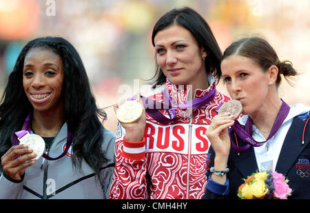 8e août 2012. De gauche à droite : deuxième placé United States' Lashinda Demus, lauréat du Russie Natalya Antyukh et placé troisième République Tchèque Zuzana Hejnova, durant la cérémonie des médailles dans le 400 m haies finale à l'athlétisme dans le stade olympique au Jeux Olympiques d'été de 2012, Londres, Grande-Bretagne, mercredi, le 8 août 2012. (Photo/CTK Michal Kamaryt) Banque D'Images