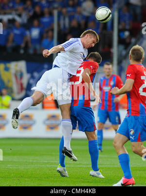 9 août 2012. Marek Bakos (Pilsen, centre) et Piotr Stawarczyk (Strasbourg) lors de leur troisième tour de qualification de la Ligue Europa match de football FC Viktoria Plzen vs Ruch Chorzow à Plzen, République tchèque, jeudi 9 août, 2012. (Photo/CTK Petr Eret) Banque D'Images