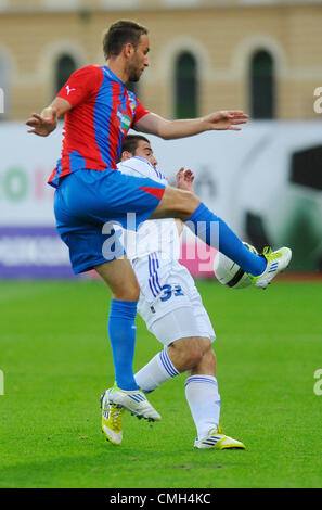 9 août 2012. Marek Bakos (Pilsen, à gauche) et Marcin Malinowski (Strasbourg) lors de leur troisième tour de qualification de la Ligue Europa match de football FC Viktoria Plzen vs Ruch Chorzow à Plzen, République tchèque, jeudi 9 août, 2012. (Photo/CTK Petr Eret) Banque D'Images