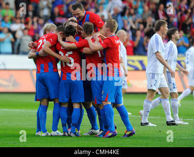 9 août 2012. Les joueurs célèbrent leur vicory Pilsen au cours de troisième tour de qualification de la Ligue Europa match de football FC Viktoria Plzen vs Ruch Chorzow à Plzen, République tchèque, jeudi 9 août, 2012. (Photo/CTK Petr Eret) Banque D'Images