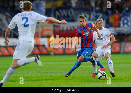 9 août 2012. Vladimír Darida (Pilsen, centre), Marcin Malinowski (droite) et Piotr Stawarczyk (Strasbourg) lors de leur troisième tour de qualification de la Ligue Europa match de football FC Viktoria Plzen vs Ruch Chorzow à Plzen, République tchèque, jeudi 9 août, 2012. (Photo/CTK Petr Eret) Banque D'Images