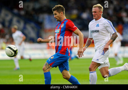 9 août 2012. Marek Bakos (Pilsen, à gauche) et de Zeljko Djokic (Strasbourg) lors de leur troisième tour de qualification de la Ligue Europa match de football FC Viktoria Plzen vs Ruch Chorzow à Plzen, République tchèque, jeudi 9 août, 2012. (Photo/CTK Petr Eret) Banque D'Images