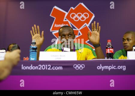 9 août, 2012 - Londres, Angleterre, Royaume-Uni - gold medal le sprinter jamaïcain Usain Bolt affirme "je suis une légende' tout en participant à une conférence de presse après sa victoire avec ses coéquipiers et destinataires d'argent et de bronze, Yohan Blake et Warren Weir, au Stade Olympique, au cours de l'été 2012 Jeux Olympiques de Londres. Bolt a atteint le premier jamais 100m et 200m dans la victoire aux Jeux olympiques successifs. (Crédit Image : © Mark Makela/ZUMAPRESS.com) Banque D'Images