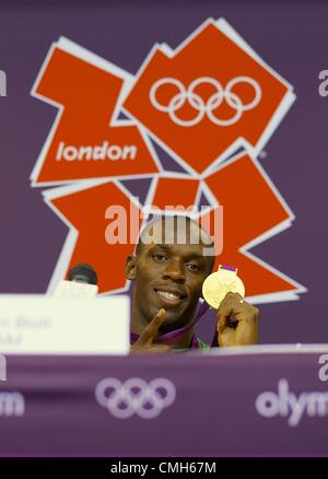 9 août, 2012 - Londres, Angleterre, Royaume-Uni - gold medal le sprinter jamaïcain Usain Bolt participe à une conférence de presse après sa victoire avec ses coéquipiers et destinataires d'argent et de bronze, Yohan Blake et Warren Weir, au Stade Olympique, au cours de l'été 2012 Jeux Olympiques de Londres. (Crédit Image : © Mark Makela/ZUMAPRESS.com) Banque D'Images