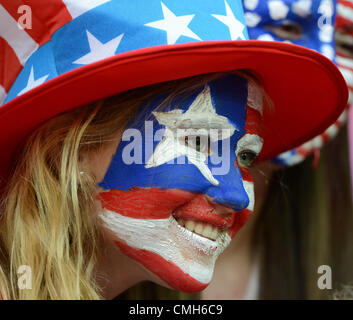 09.08.2012. Londres, Angleterre. Un fan de l'équipe United States cheers pendant la femmes football finale or entre les États-Unis et le Japon lors de Jeux olympiques de Londres en 2012 l'équipe américaine remporte la finale 2-1 pour la médaille d'or, le Japon a pris l'argent et le Canada a gagné la médaille de bronze en remportant la troisième place game over Framce. Banque D'Images