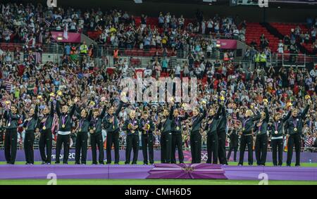 09.08.2012. Londres, Angleterre. Les médaillés d'or des États-Unis l'équipe de football des femmes à célébrer la cérémonie de l'événement de football féminin des Jeux Olympiques de Londres 2012 à l'équipe américaine remporte la finale 2-1 pour la médaille d'or, le Japon a pris l'argent et le Canada a gagné la médaille de bronze en remportant la troisième place game over Framce. Banque D'Images