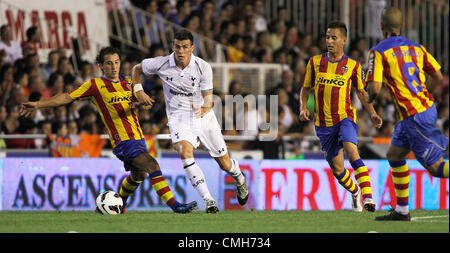 09.08.2012. Valencia Espagne. Match amical pré saison - Valencia CF vs Tottenham Hotspurs - Estadio MESTALLA, Valence, Espagne - Gareth BAle contre plusieurs défenses Banque D'Images