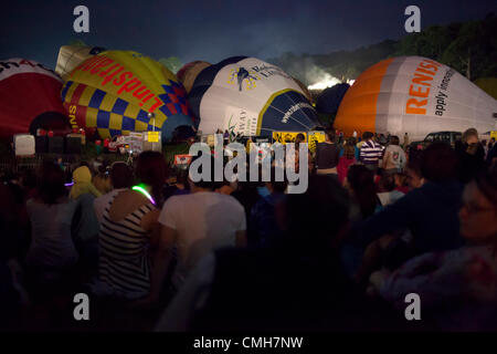 9 août 2012. Bristol, Royaume-Uni. Gonflage des ballons au Bristol International Balloon Fiesta Nightglow le 9 août 2012 Banque D'Images