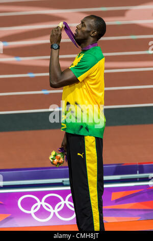 9 août 2012. Usain Bolt (JAM) avec sa médaille d'or pour gagner 200m masculin en Finale des Jeux Olympiques d'été, Londres 2012 Banque D'Images