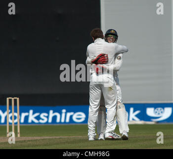 10 août 2012. Wicket-keeper Tim Paine et bowler Peter Forrest (France 'A') célébrer le guichet de Jonny Bairstow (Lions) pour 139 le 4ème jour de la première épreuve unoficial (7-10 août) du tour de l'Australie "A" à l'Angleterre en 2012. Old Trafford, Manchester, UK, 10-08-2012. Crédit : John Fryer / Alamy Live News Banque D'Images