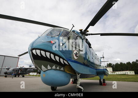 10 août 2012. Siemirowice sont les plus célèbres, en Pologne . 44e dans la base de l'Aéronavale Siemirowice sont les plus célèbres. L'hélicoptère Mi-14 se trouve dans la base. Nouvelle norme militaire soldats reçu fondée par les habitants locaux sur 10th, août 2012. Banque D'Images