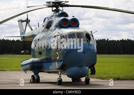 10 août 2012. Siemirowice sont les plus célèbres, en Pologne . 44e dans la base de l'Aéronavale Siemirowice sont les plus célèbres. L'hélicoptère Mi-14 se trouve dans la base. Nouvelle norme militaire soldats reçu fondée par les habitants locaux sur 10th, août 2012. Banque D'Images