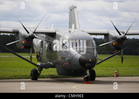 10 août 2012. Siemirowice sont les plus célèbres, en Pologne . 44e dans la base de l'Aéronavale Siemirowice sont les plus célèbres. Bryza - 1R avion se trouve dans la base. Nouvelle norme militaire soldats reçu fondée par les habitants locaux sur 10th, août 2012. Banque D'Images