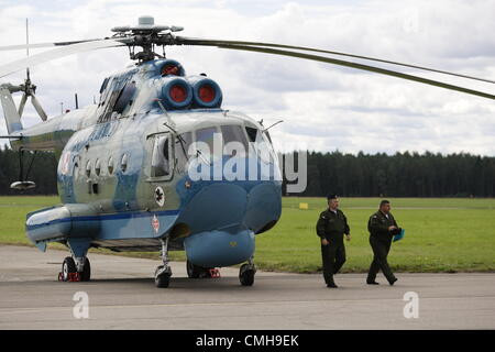 10 août 2012. Siemirowice sont les plus célèbres, en Pologne . 44e dans la base de l'Aéronavale Siemirowice sont les plus célèbres. L'hélicoptère Mi-14 se trouve dans la base. Nouvelle norme militaire soldats reçu fondée par les habitants locaux sur 10th, août 2012. Banque D'Images