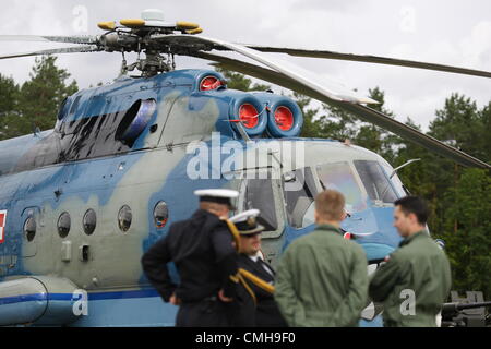 10 août 2012. Siemirowice sont les plus célèbres, en Pologne . 44e dans la base de l'Aéronavale Siemirowice sont les plus célèbres. L'hélicoptère Mi-14 se trouve dans la base. Nouvelle norme militaire soldats reçu fondée par les habitants locaux sur 10th, août 2012. Banque D'Images