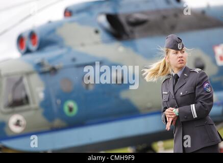 10 août 2012. Siemirowice sont les plus célèbres, en Pologne . 44e dans la base de l'Aéronavale Siemirowice sont les plus célèbres. Szynwelska pose devant des cadets de l'hélicoptère Mi-14 au cours de la cérémonie. Nouvelle norme militaire soldats reçu fondée par les habitants locaux sur 10th, août 2012. Banque D'Images