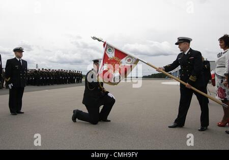 10 août 2012. Siemirowice sont les plus célèbres, en Pologne . 44e dans la base de l'Aéronavale Siemirowice sont les plus célèbres. L'amiral Waldemar Gluszko transffers (R) nouvelle norme pour les soldats. Nouvelle norme militaire soldats reçu fondée par les habitants locaux sur 10th, août 2012. Banque D'Images